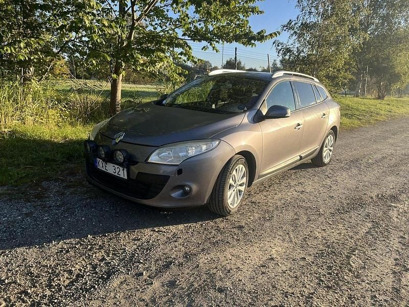 Grå Begagnad 2010 Renault Mégane GrandTour Kombi | 36 000 kr (Marknadspris) - Bild 1/4