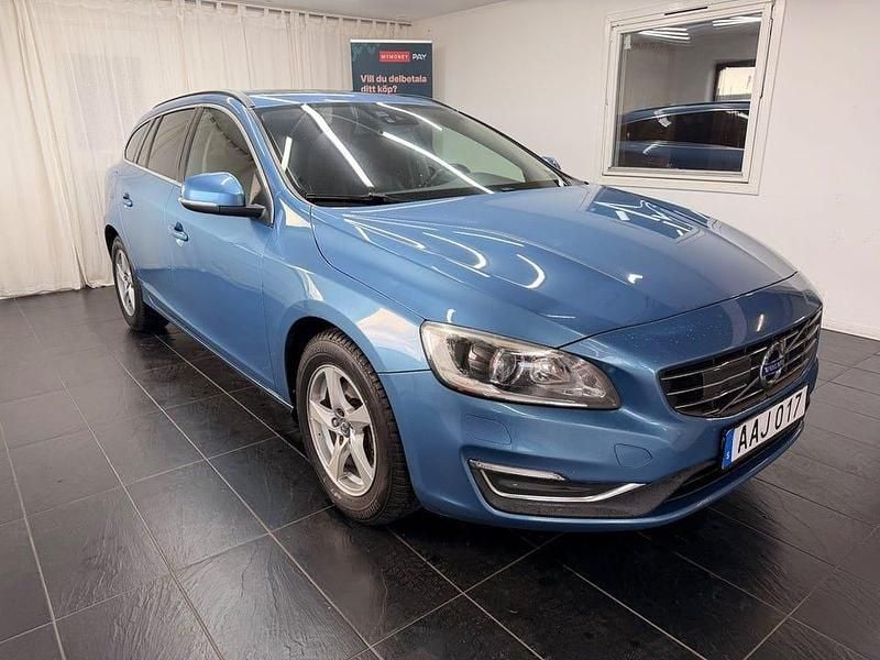 Blå metallic Begagnad 2015 Volvo V60 Momentum Kombi | 99 900 kr - Bild 1/4