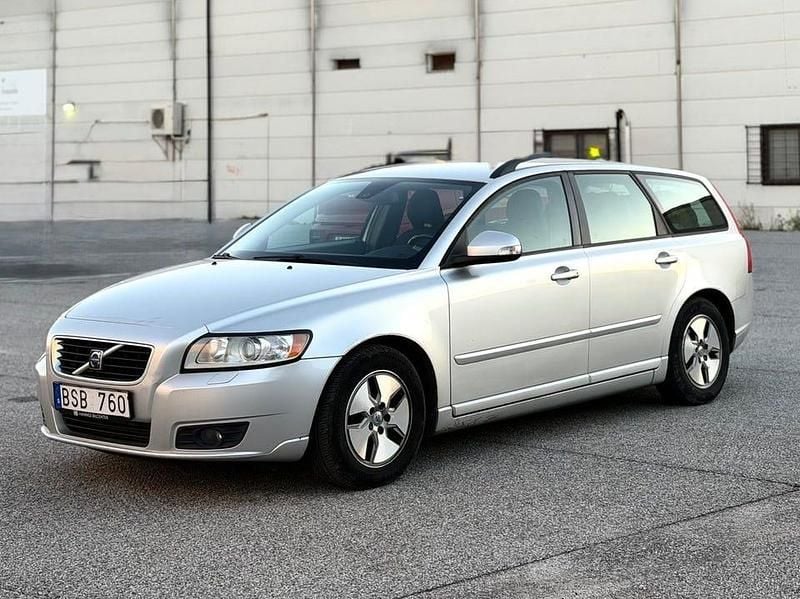 Grå Begagnad 2011 Volvo V50 Kinetic Kombi | 34 800 kr (Bra pris) - Bild 1/4