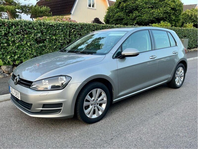Silver Begagnad 2016 VW Golf VII Halvkombi | 129 000 kr (Bra pris) - Bild 1/4