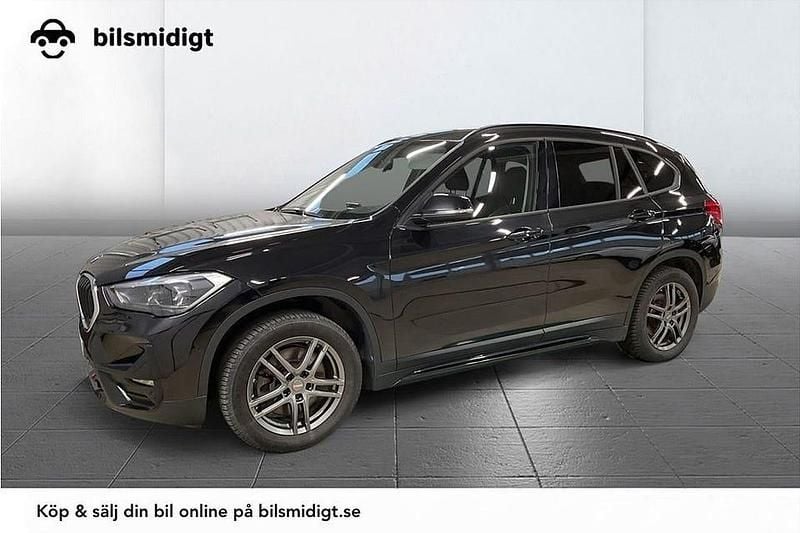 Svart Begagnad 2021 BMW X1 Sport Line SUV | 299 900 kr (Marknadspris) - Bild 1/3