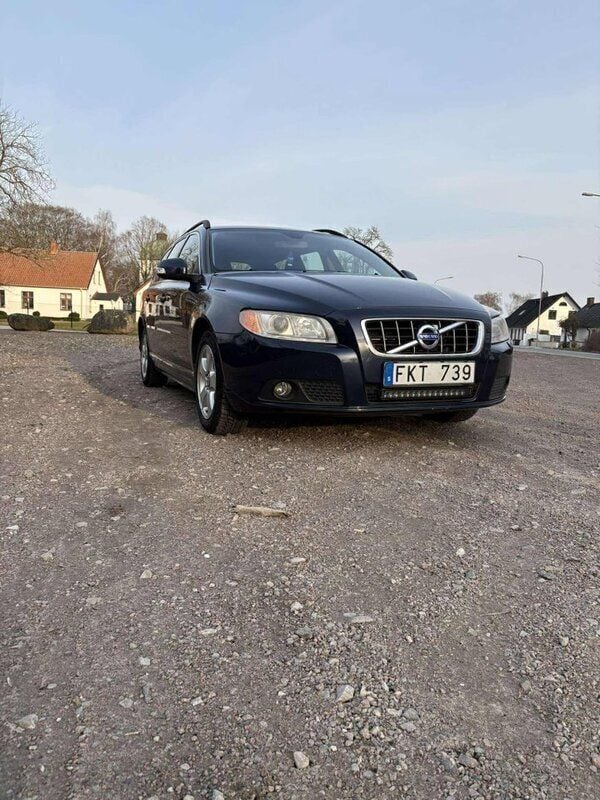 Blå Begagnad 2010 Volvo V70 Momentum Kombi | 55 000 kr (Superpris) - Bild 1/3