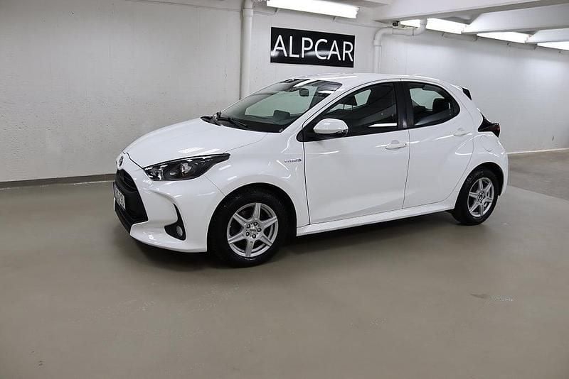Begagnad Toyota Yaris Hybrid Active 116 HK (85 kW) 2021 Vit Halvkombi