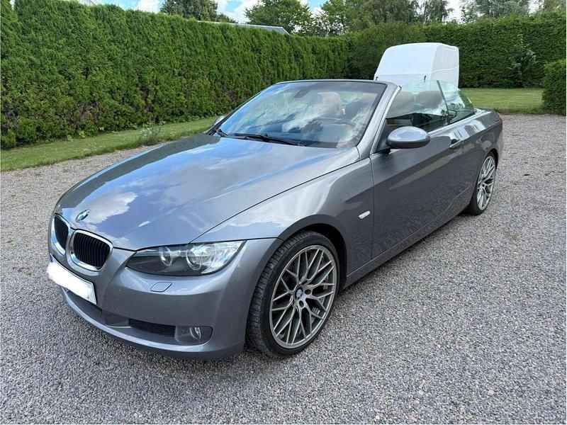 Grå Begagnad 2009 BMW 320 Cabriolet Comfort Edition Cab | 135 000 kr (Marknadspris) - Bild 1/4