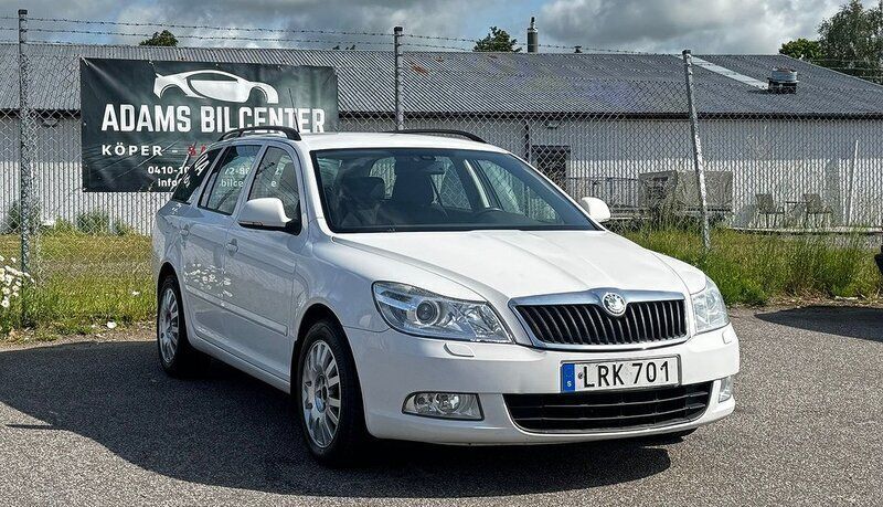 Vit Begagnad 2011 Skoda Octavia Sport Kombi | 64 800 kr (Marknadspris) - Bild 1/4