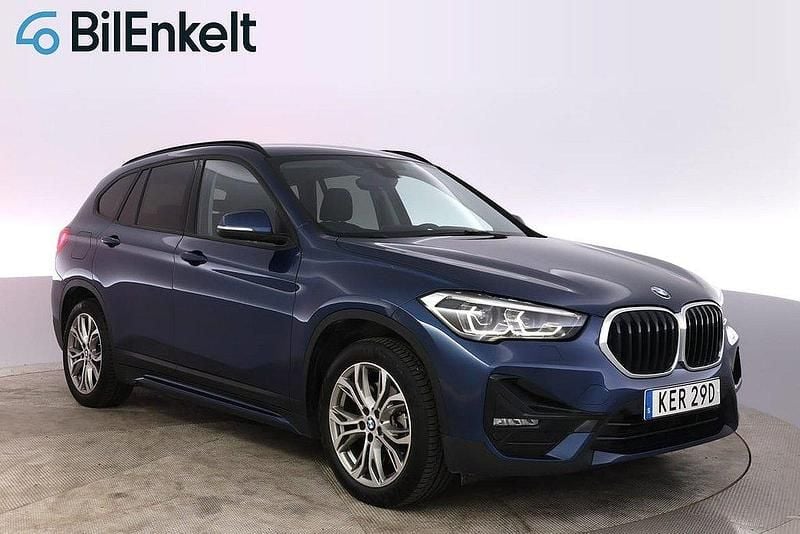 Blå Begagnad 2021 BMW X1 Sport Line SUV | 318 900 kr (Marknadspris) - Bild 1/4