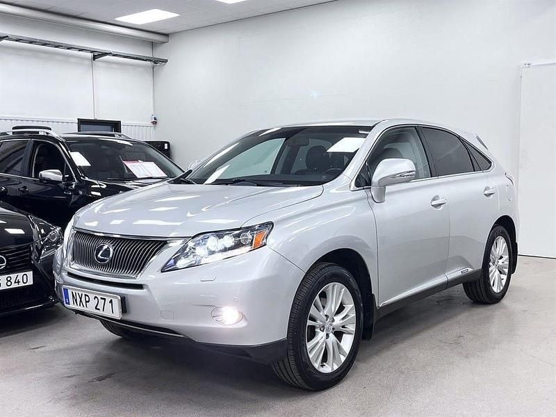 Silvermetallic Begagnad 2011 Lexus RX450h Luxury Line SUV | 179 900 kr (Marknadspris) - Bild 1/4