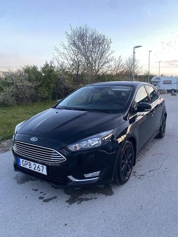 Svart Begagnad 2015 Ford Focus Titanium Halvkombi | 79 000 kr (Bra pris) - Bild 1/4