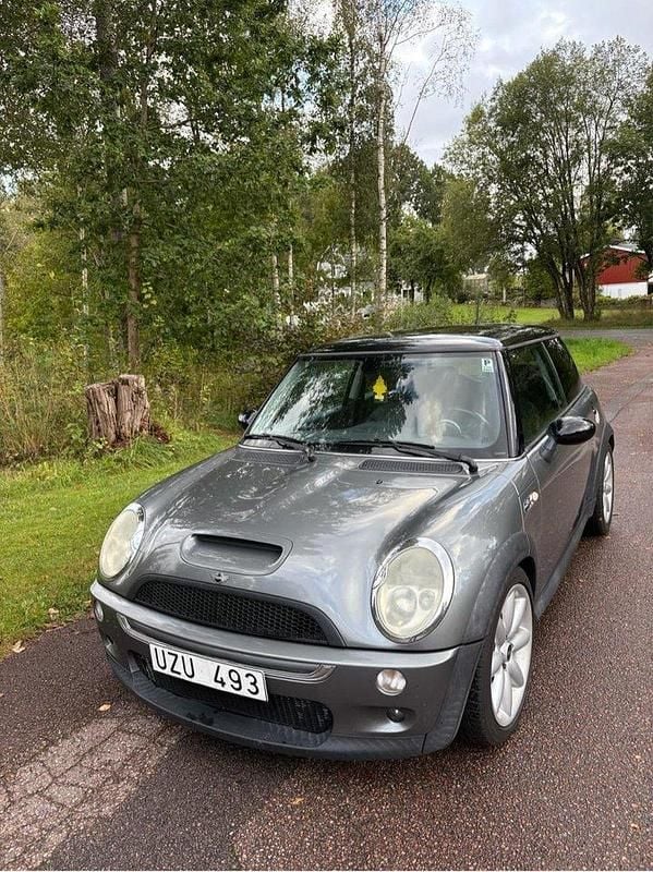 Grå Begagnad 2004 Mini Cooper S Halvkombi | 52 900 kr (Bra pris) - Bild 1/4