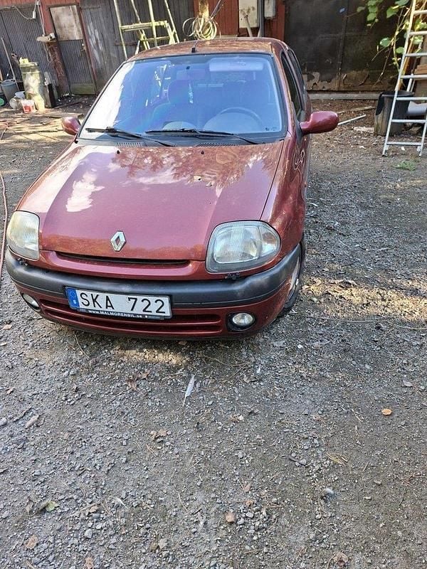 Röd Begagnad 2001 Renault Clio II Halvkombi | 12 000 kr (Bra pris) - Bild 1/3
