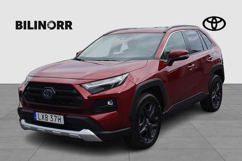 Röd Begagnad 2024 Toyota RAV4 Hybrid SUV | 449 900 kr (Bra pris) - Bild 1/4