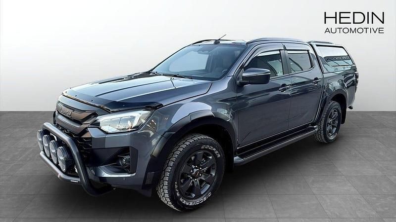 Grå Ny 2025 Isuzu D-Max Sedan | 611 125 kr - Bild 1/4