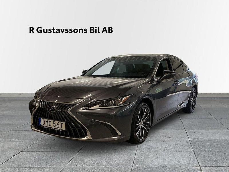 Grå Begagnad 2021 Lexus ES300H Limited Edition Sedan | 395 900 kr (Marknadspris) - Bild 1/4