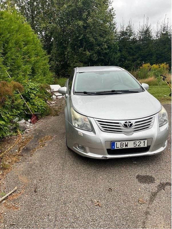 Silver Begagnad 2010 Toyota Avensis Business Edition Kombi | 32 000 kr (Lite dyr) - Bild 1/4