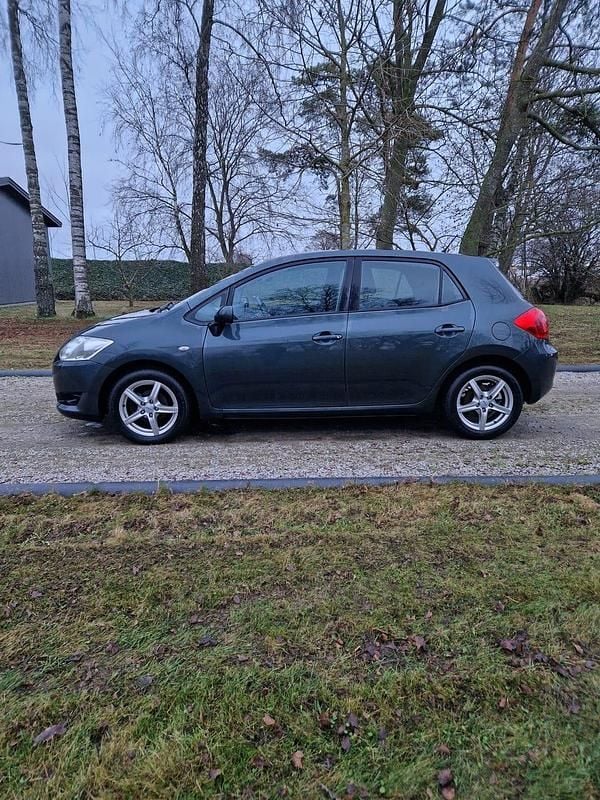 Grå/grön metallic Begagnad 2007 Toyota Auris Halvkombi | 35 000 kr (Dyr) - Bild 1/4