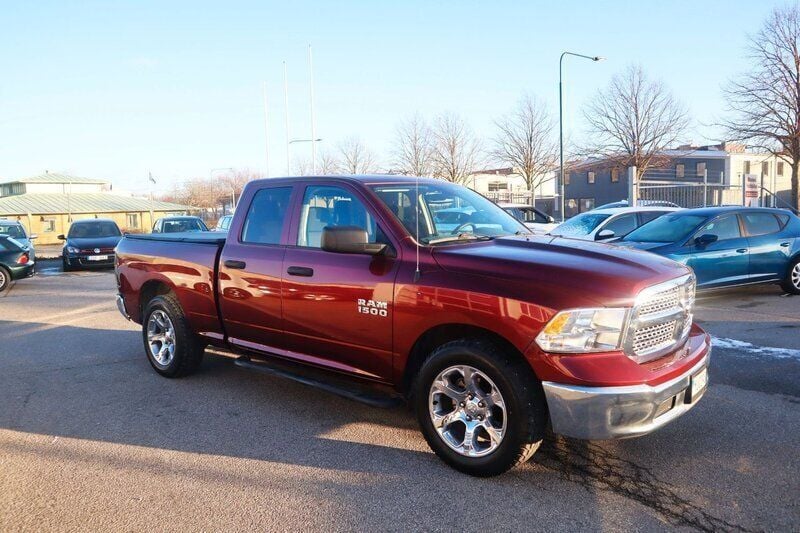 Mörkröd (röd) Begagnad 2018 Dodge Ram Pickup | 239 900 kr - Bild 1/4
