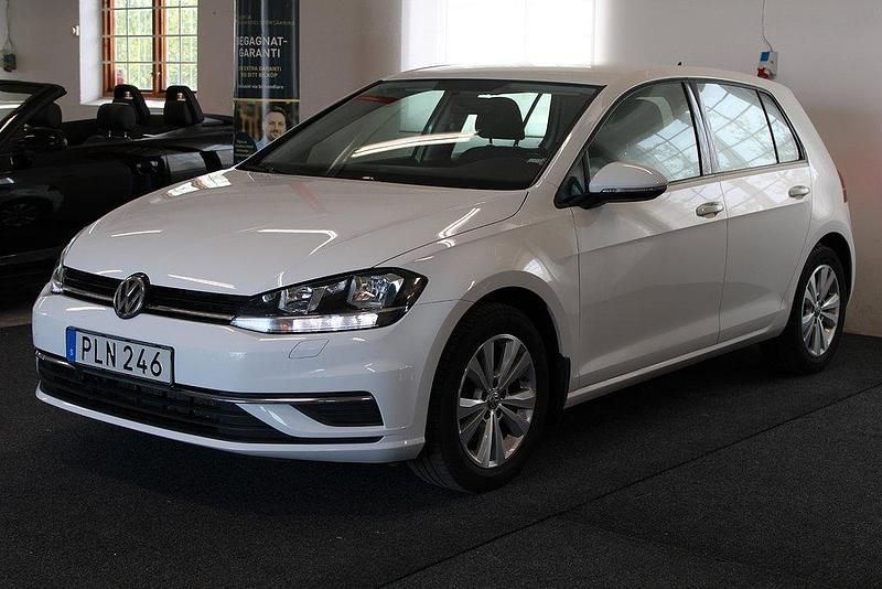 Vit Begagnad 2017 VW Golf VII Halvkombi | 129 900 kr (Marknadspris) - Bild 1/4