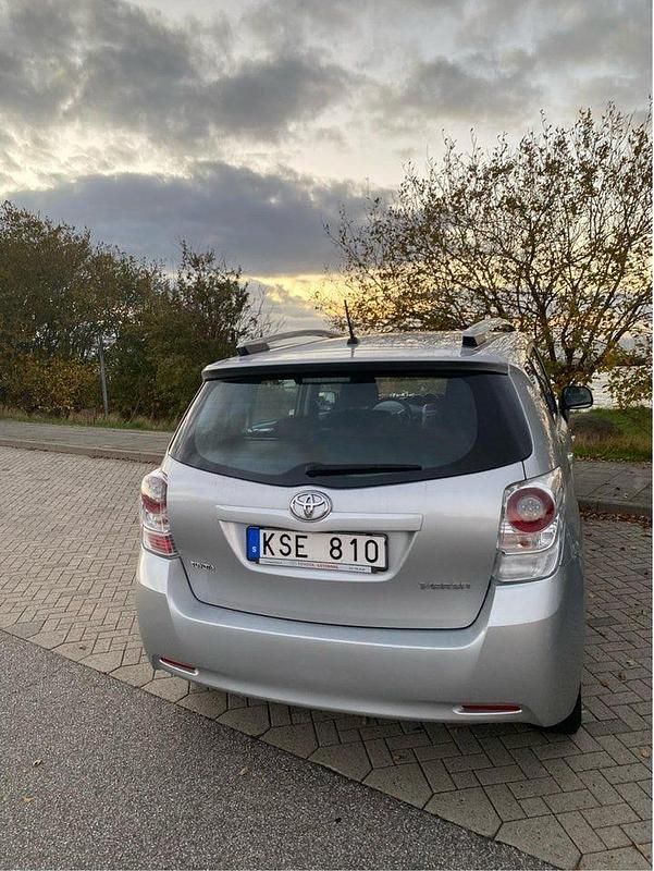 Silver Begagnad 2010 Toyota Verso Minibuss | 59 800 kr (Marknadspris) - Bild 1/4