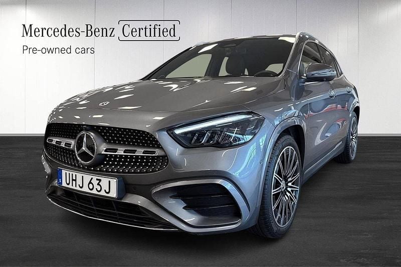Mörkgrå Begagnad 2024 Mercedes GLA200 AMG SUV | 419 000 kr (Marknadspris) - Bild 1/4