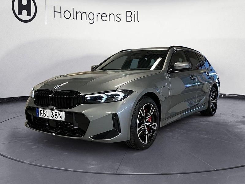 Grå Begagnad 2024 BMW 330e M Sport Kombi | 508 500 kr (Lite dyr) - Bild 1/4