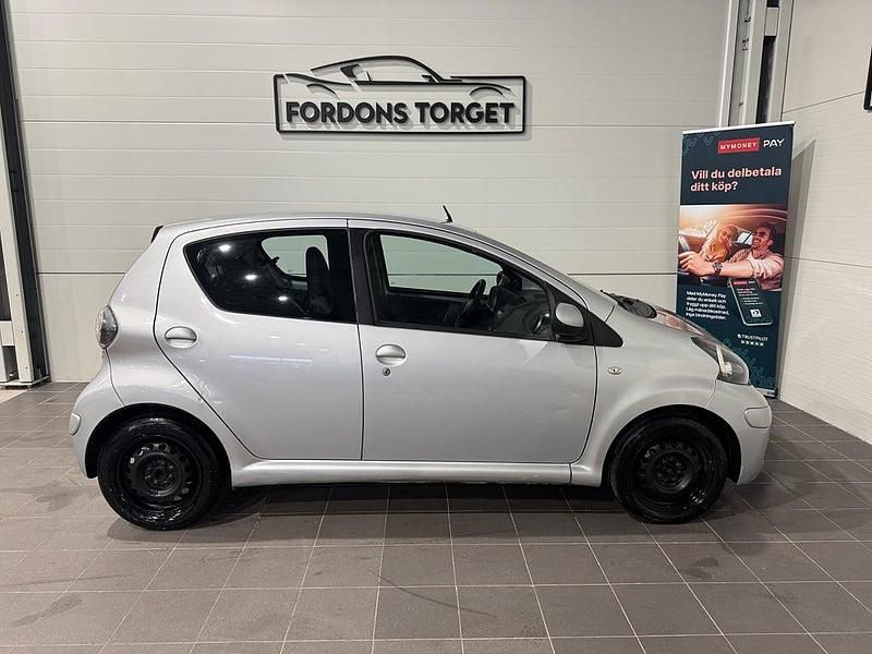 Begagnad Toyota Aygo 68 HK (50 kW) 2009 Silver Halvkombi