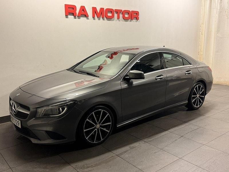 Mörkgrå Begagnad 2015 Mercedes CLA200 Urban Sportkupé | 174 800 kr (Bra pris) - Bild 1/3
