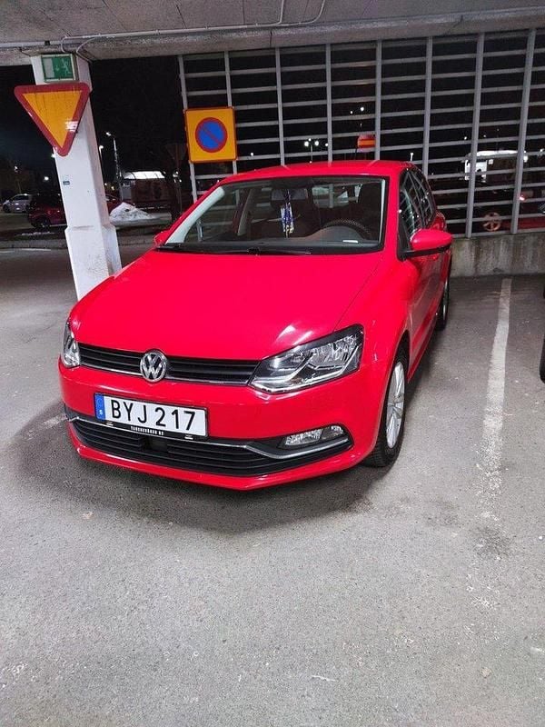 Röd Begagnad 2016 VW Polo Halvkombi | 108 000 kr (Marknadspris) - Bild 1/4