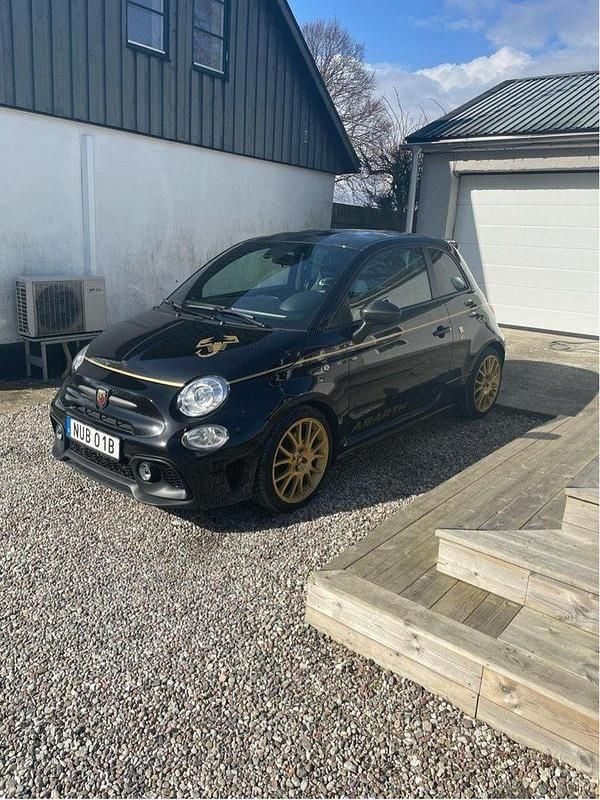Svart Begagnad 2021 Abarth 595 Halvkombi | 210 000 kr (Marknadspris) - Bild 1/4