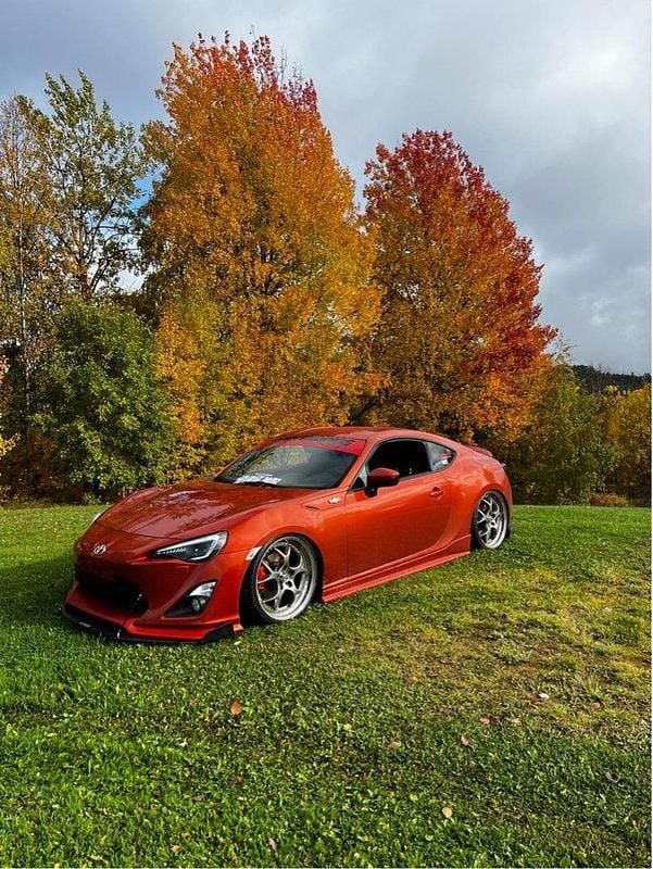 Orange Begagnad 2012 Toyota GT86 GT Sportkupé | 199 999 kr - Bild 1/4