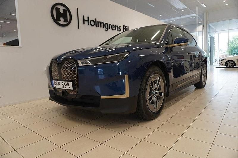Blå (phytonic blue) Begagnad 2022 BMW iX Comfort Edition SUV | 459 900 kr (Bra pris) - Bild 1/4