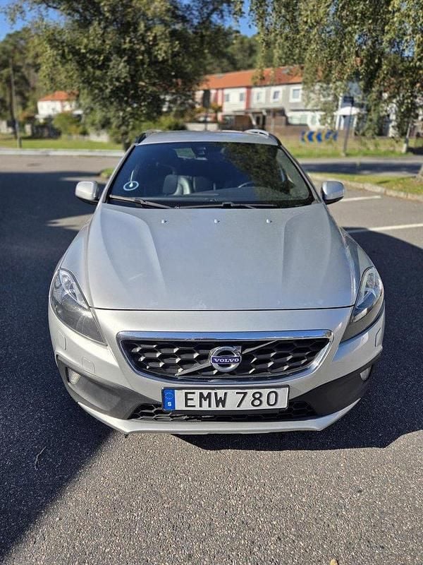 Silver Begagnad 2015 Volvo V40 CC Ocean Race Kombi | 143 000 kr (Bra pris) - Bild 1/4