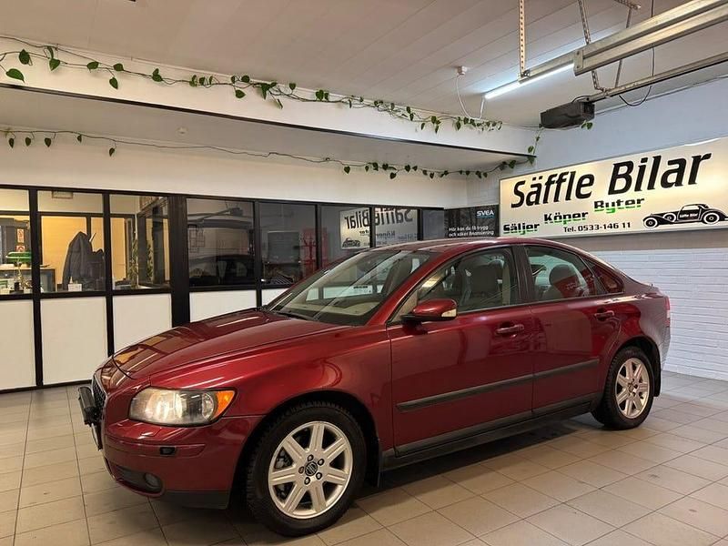 Röd Begagnad 2005 Volvo S40 Sedan | 39 900 kr (Marknadspris) - Bild 1/4