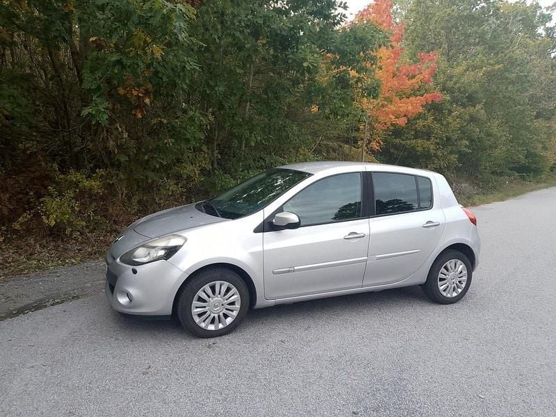 Silver Begagnad 2012 Renault Clio R.S. Halvkombi | 32 000 kr (Marknadspris) - Bild 1/4