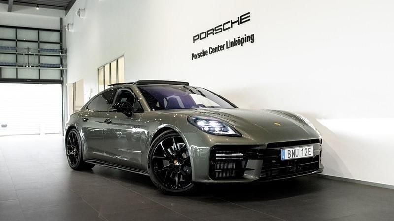 Grön (green) Begagnad 2025 Porsche Panamera 4 Sedan | 1 679 000 kr - Bild 1/4