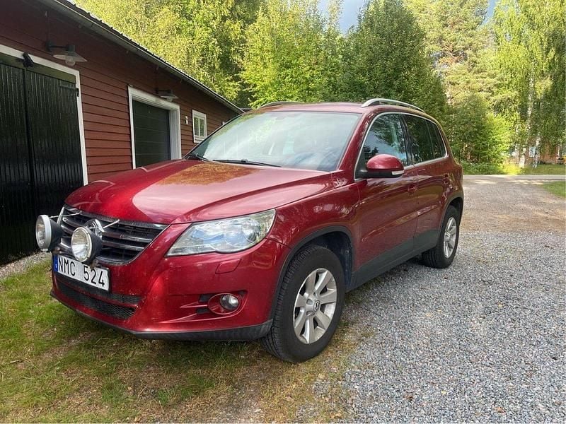 Röd Begagnad 2009 VW Tiguan Sportline SUV | 57 000 kr (Marknadspris) - Bild 1/3