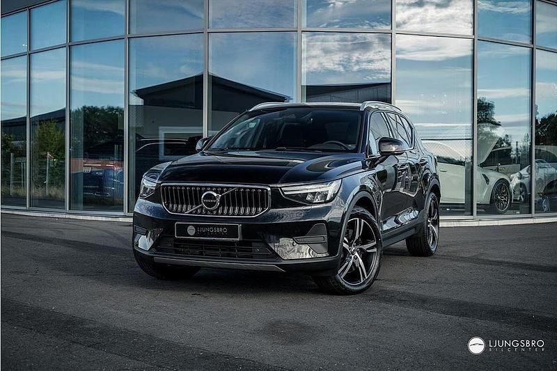 Svart Begagnad 2022 Volvo XC40 Core SUV | 329 900 kr (Marknadspris) - Bild 1/4