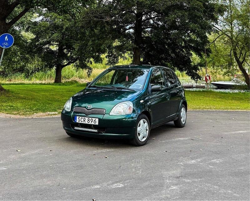 Grön Begagnad 2000 Toyota Yaris Halvkombi | 19 000 kr (Marknadspris) - Bild 1/4
