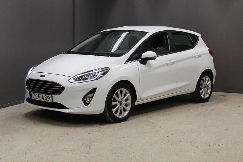 Vit Begagnad 2018 Ford Fiesta Titanium Halvkombi | 149 000 kr (Marknadspris) - Bild 1/4