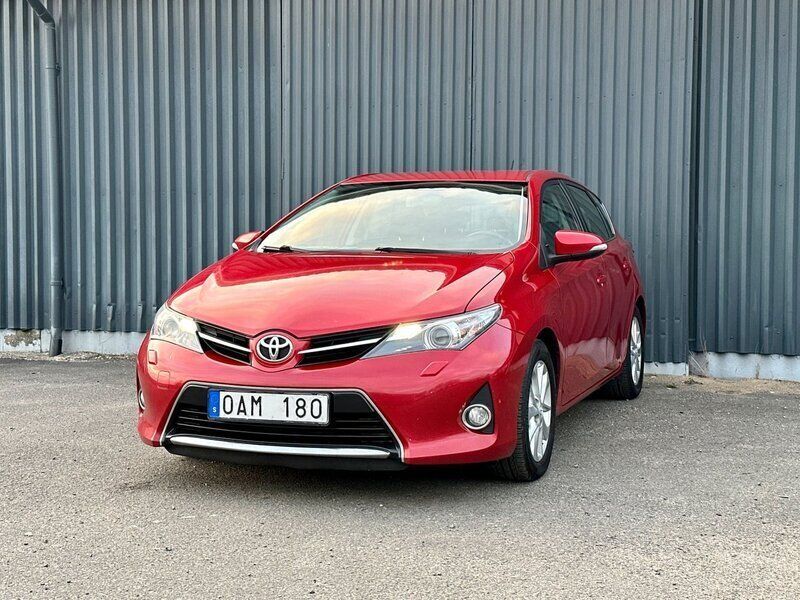 Mörkröd Begagnad 2013 Toyota Auris Active Halvkombi | 99 900 kr (Marknadspris) - Bild 1/4