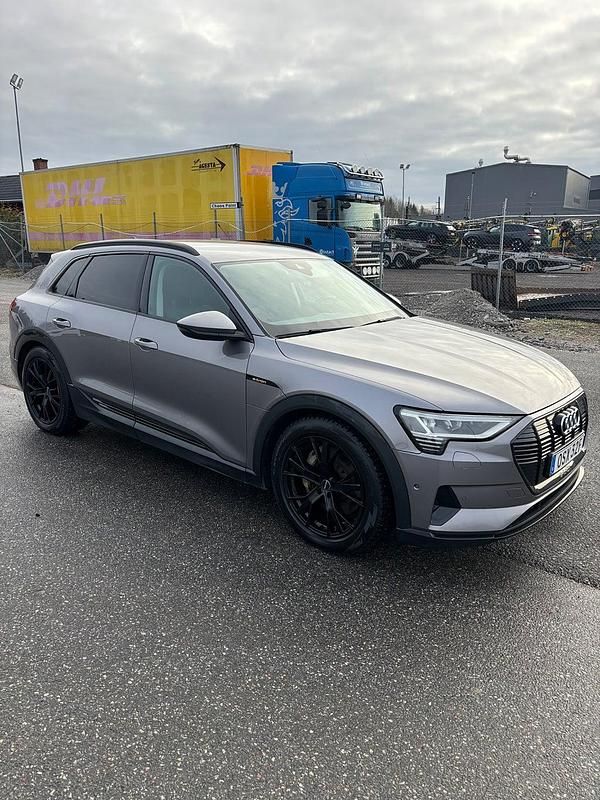 Begagnad Audi e-tron Proline 300 kW (408 HK) 2020 Grå SUV