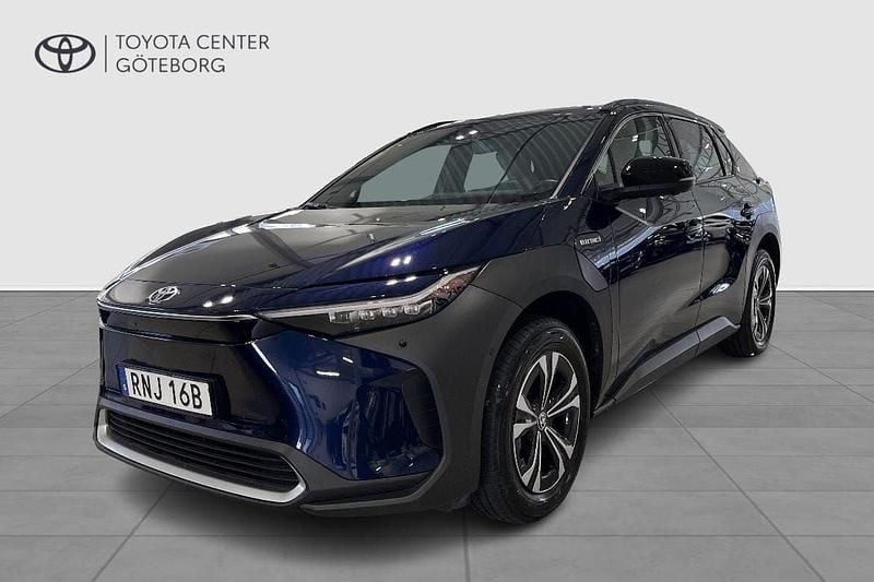 Mörkblå Begagnad 2022 Toyota bZ4X Executive SUV | 334 900 kr (Bra pris) - Bild 1/3