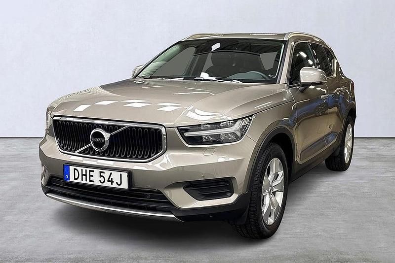 Grå Begagnad 2022 Volvo XC40 Momentum SUV | 339 900 kr (Marknadspris) - Bild 1/4
