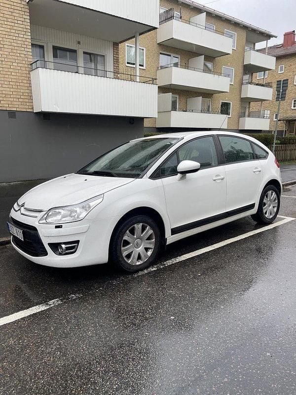 Vit Begagnad 2009 Citroën C4 Halvkombi | 34 900 kr (Marknadspris) - Bild 1/4