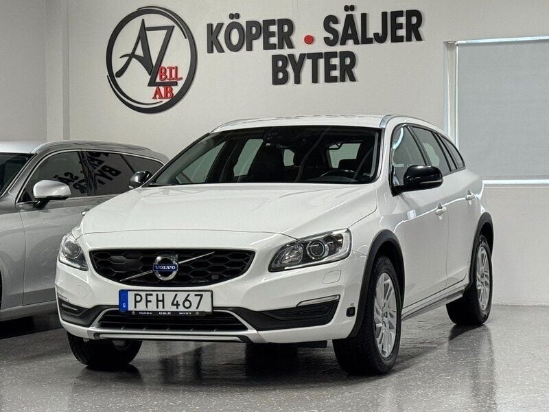 Vit Begagnad 2017 Volvo V60 CC Momentum Kombi | 149 900 kr (Marknadspris) - Bild 1/4
