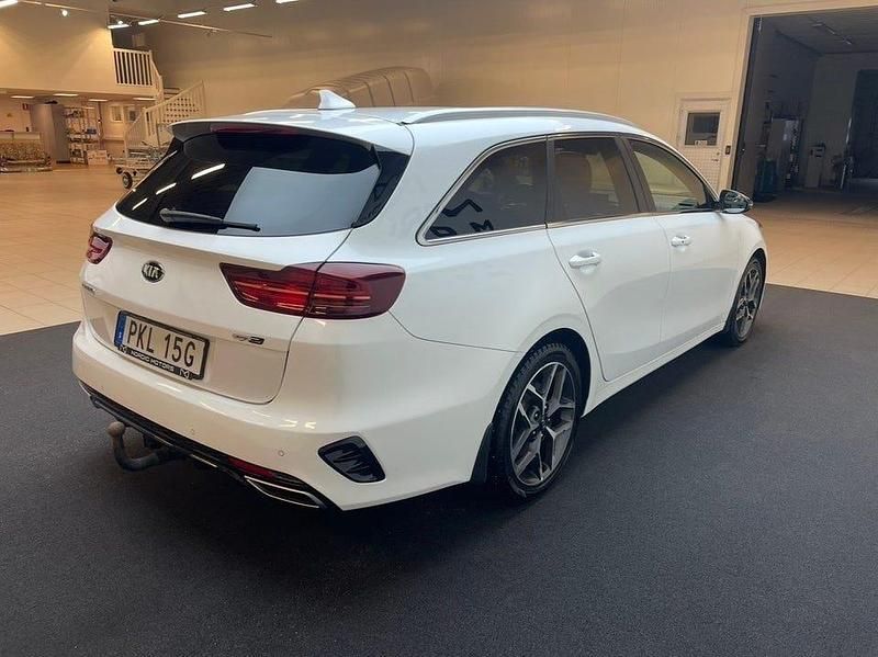 Begagnad Kia Ceed GT-Line 160 HK (117 kW) 2021 Vit Halvkombi