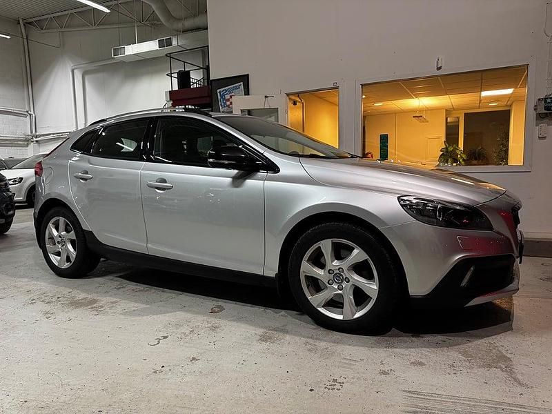 Silver Begagnad 2016 Volvo V40 Momentum Halvkombi | 149 900 kr (Marknadspris) - Bild 1/4