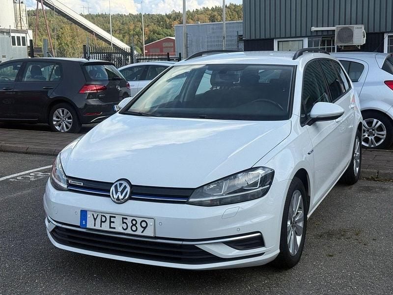 Vit Begagnad 2018 VW Golf VII Kombi | 129 990 kr (Bra pris) - Bild 1/4