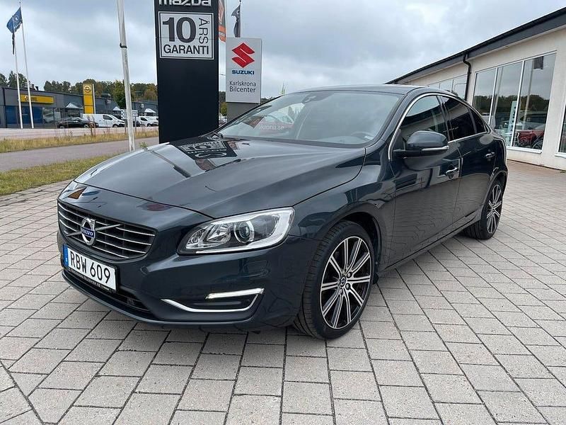 Grå (grå metallic) Begagnad 2016 Volvo S60 Business Edition Sedan | 169 000 kr (Marknadspris) - Bild 1/4