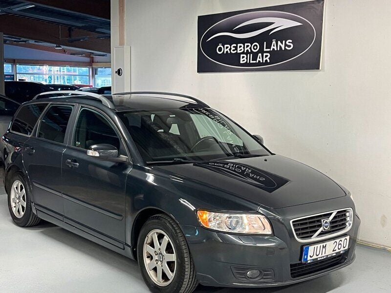 Grå Begagnad 2009 Volvo V50 Momentum Kombi | 64 900 kr - Bild 1/4