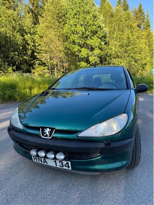 Grön Begagnad 2000 Peugeot 206 Halvkombi | 17 000 kr (Lite dyr) - Bild 1/4